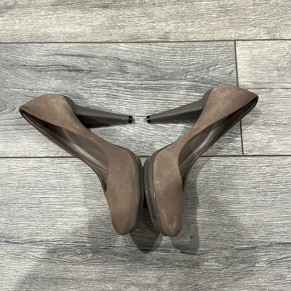 • Bottega Veneta • Authentic Brown Suede Round Toe Pumps Patent Leather on Heels - Picture 5 of 8